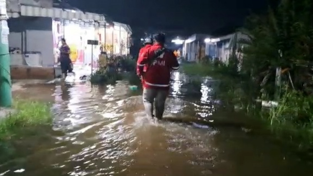 Terjadi Lagi! Banjir Rob Melanda Pesisir Kota Tegal, Warga di Kramat Mengungsi
            - galeri foto