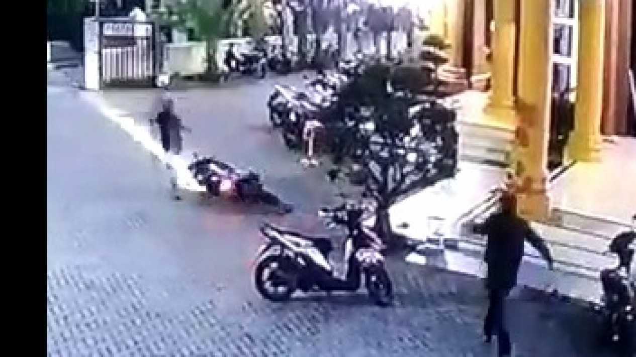 Nahas, Pelaku Pencurian Sepeda Motor Diamuk Massa
            - galeri foto