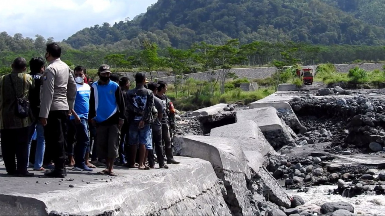 Jalur Alternatif dan Cek Dam Rusak, Warga Geruduk Tambang Pasir
            - galeri foto