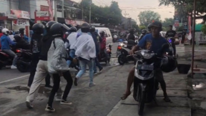 Bentrok Antara Suporter Bola dan Warga di Ngawi Lukai Polisi dan Rusak Kios