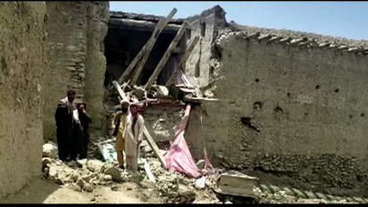 Warga Desa Akbar Paktika Kembali ke Rumah Cari Sisa Barang Dibalik Reruntuhan Bangunan Pasca Gempa Afghanistan