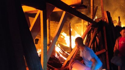 Diduga Korsleting Listrik, Gudang Meubel Kayu di Lumajang Ludes Terbakar