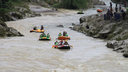 Kunjungi Desa Wisata Buluh Duri, Sandiaga Uno Rafting di Sungai Bah Bolon