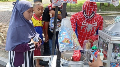 Wah, Sosok Spiderman Ini Keliling Jualan Cilok di Purworejo