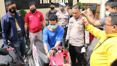 Hanya Hitungan Detik, Pencuri Sepeda Motor Ini Berhasil Gondol Delapan Motor