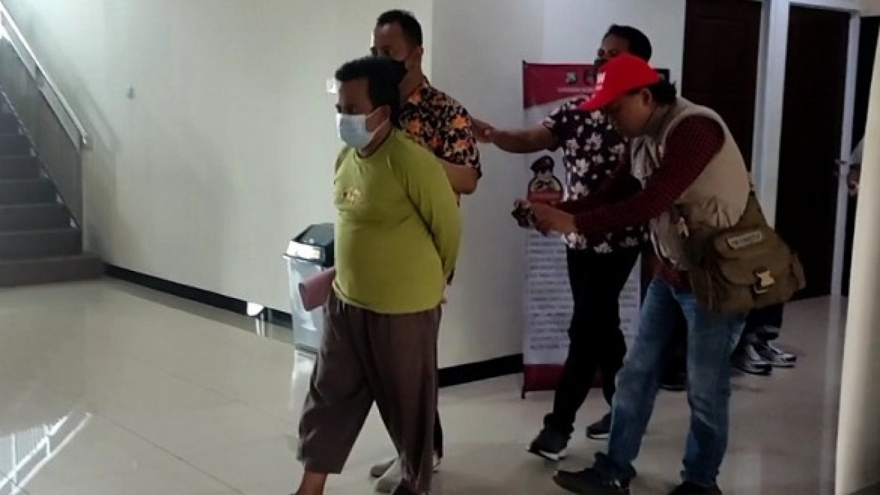 Terduga Pelaku Pelecehan Seksual Anak di Gresik Ditangkap Saat Kabur ke Kenjeran
            - galeri foto