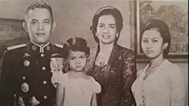 Jenderal Nasution bersama keluarga