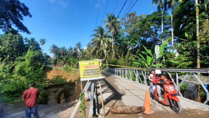 Amblas, Jalan Pemprov Sumbar di Padang Pariaman Ditutup