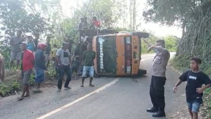 Hilang Kendali, Dump Truck Angkut Pasir Terbalik di Trans Maumere-Ende