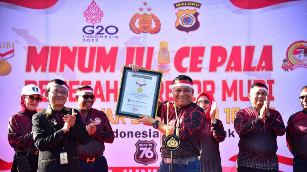 Polda Maluku Pecahkan Rekor MURI Minum Jus Pala Terbanyak
            - galeri foto