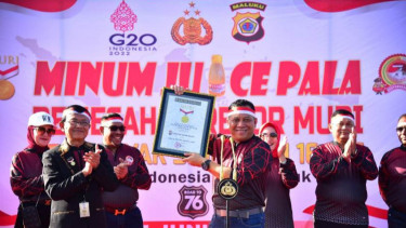 Polda Maluku Pecahkan Rekor MURI Minum Jus Pala Terbanyak