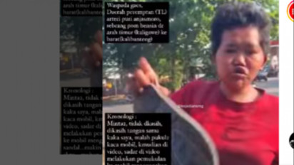 Viral Video Pengemis Marah Lemparkan Sendal ke Pengendara Mobil Karena Tidak Diberi Uang
