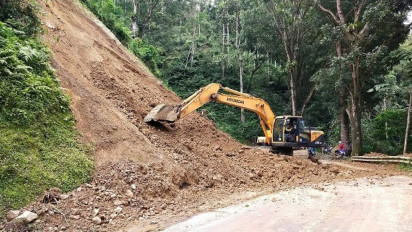 Alat Berat Bersihkan Material Longsor di Jalur Piket Nol, Pengguna Jalan Diimbau Waspada Longsor Susulan