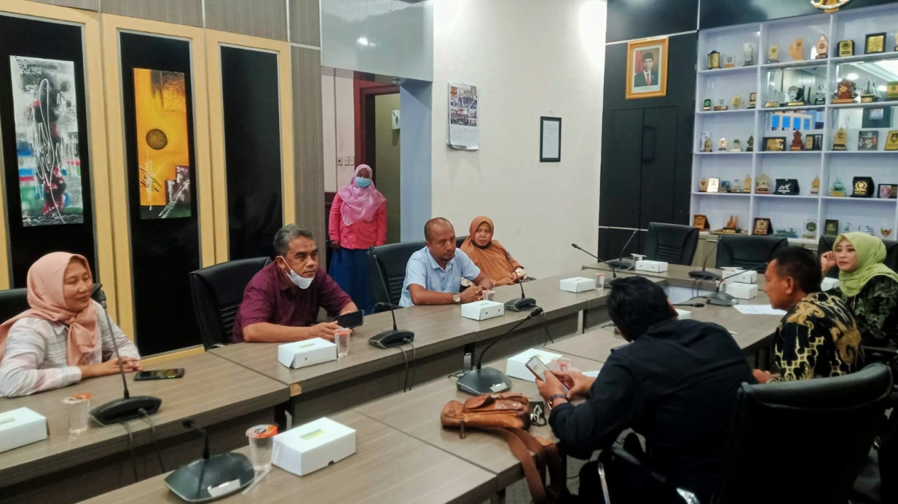 2 Anggota DPRD Gresik Terseret Kasus Manusia Nikah dengan Kambing, Majelis BK Gelar Sidang
            - galeri foto