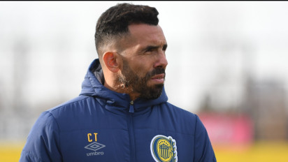 Carlos Tevez Jalani Debut sebagai Pelatih Profesional di Kota Asal Messi