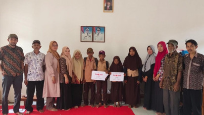 TvOne Berikan Bantuan Dana Kepada Siswa di Bone Yang Harus Berjalan Kaki Lima Jam Untuk Kesekolah