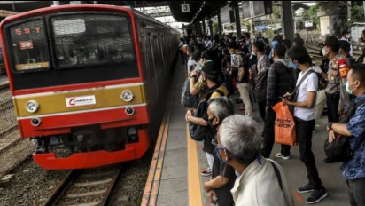 Viral! Penumpang KRL Jatuh ke Bawah Peron Stasiun Manggarai Ketika Kereta Melaju, Dipastikan Kondisinya Selamat