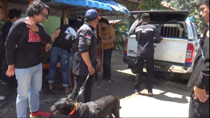Libatkan K9 Milik BNNP Tim Gabungan Direktorat Reserse Narkoba Polda Sulsel Gerebek Sarang Narkoba di Sidrap