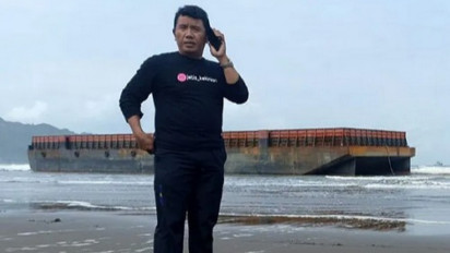 Tongkang Tanpa Muatan Terdampar di Pantai Jetis, Ini Penyebabnya