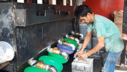 Penjual dan Pembeli Minyak Goreng Curah di Bekasi Protes Penggunaan Pedulilindungi Saat Transaksi, Penjual: Bikin Ribet Aja!