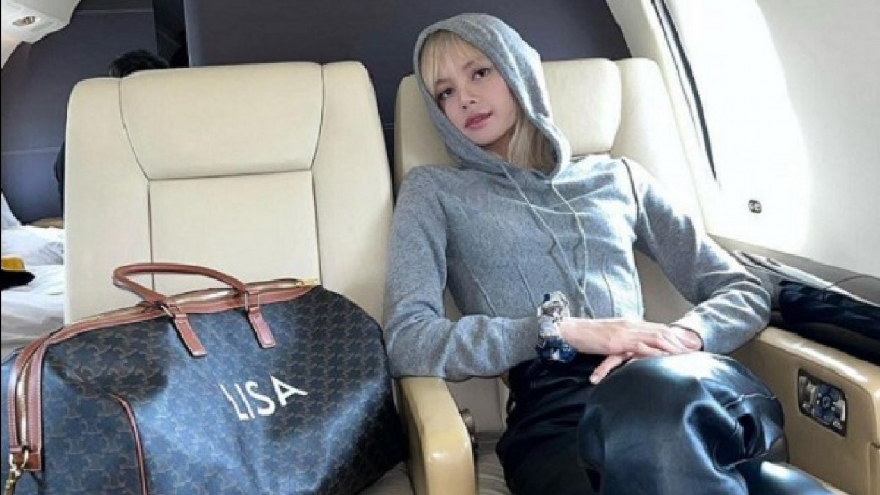 Heboh! Lisa BLACKPINK Beli Pesawat Pribadi di Usia Belia
            - galeri foto