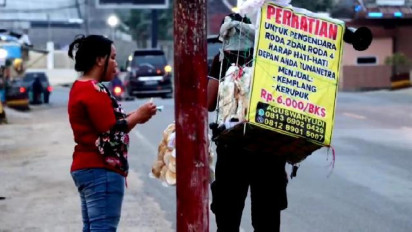 Kisah Perjuangan Hidup Tunanetra Berjualan Kemplang yang Pantang Mengemis