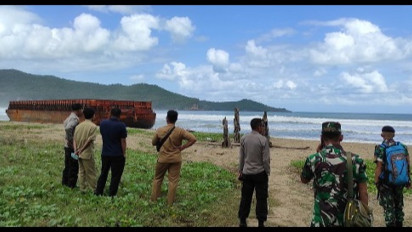 Dihantam Badai, Tongkang Terhempas hingga Kandas di Pesisir Laut