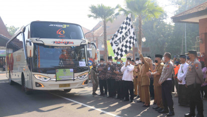 Lepas Keberangkatan Calon Jemaah Haji Kloter 33 Asal Mojokerto, Bupati Berpesan Tetap Terapkan Protokol Kesehatan