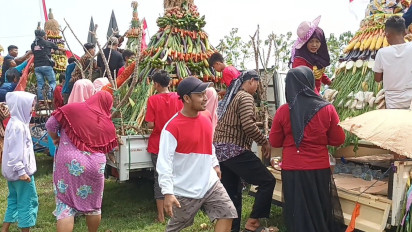 Tradisi Sedekah Bumi, Warga di Pati Arak 18 Gunungan Hasil Bumi