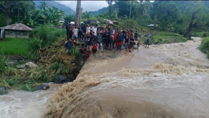 Ini Penampakan Detik-detik Puluhan Warga Terjebak yang Banjir Bandang di Kabupaten Sikka Nusa Tenggara Timur