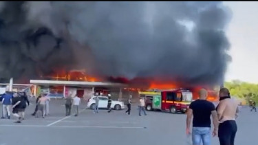 Presiden Ukraina Zelenskyy: Rudal Rusia Hantam Pusat Perbelanjaan Penuh Pengunjung di Kremenchuk