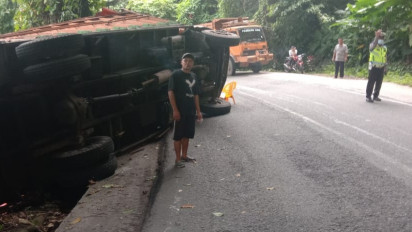 Pecah Ban, Truk Bermuatan Jagung Terbalik di Jalur Medan - Berastagi