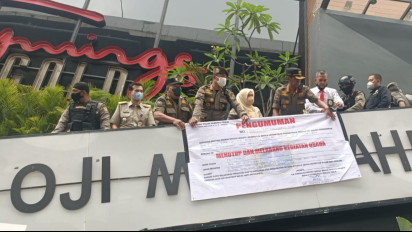 Satpol PP DKI Segel Outlet Holywings Kelapa Gading Jakarta Utara