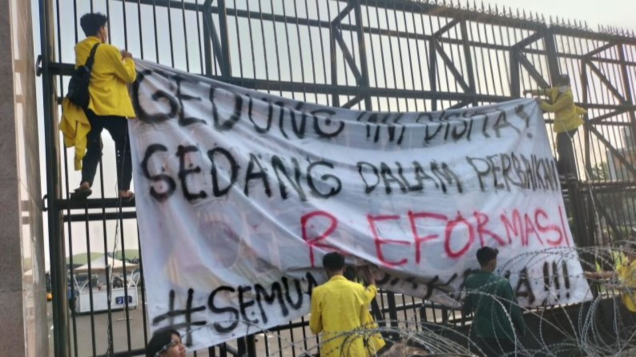 Mahasiswa Tutup Gerbang Utama Gedung DPR dengan Spanduk
            - galeri foto