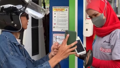 Cara Aman Buka HP dan Tunjukkan MyPertamina Saat Isi Solar atau Pertalite, Pengendara Motor Harus Ekstra Hati-Hati