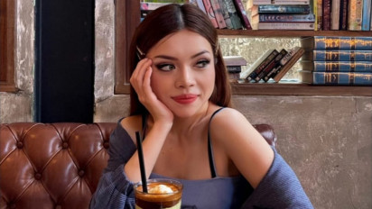 5 Potret Monna Frans, Aspri Hotman Paris yang Resmi Berstatus Mualaf