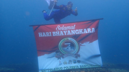 Jaga Potensi Laut, Polisi Kibarkan Bendera Merah Putih di Bawah Selat Bali