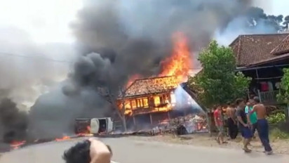 Mobil Pengangkut Minyak Mentah Meledak, 4 Rumah Warga Musi Banyuasin Hangus Terbakar