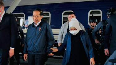 Jokowi dan Iriana Tiba di Kyiv Ukraina, Dikawal Pengawal dan Paspampres Bersenjata AK-47
