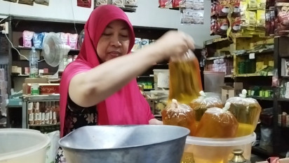Beli Minyak Goreng Pakai Aplikasi PeduliLindungi, Warga Miskin di Surabaya Resah