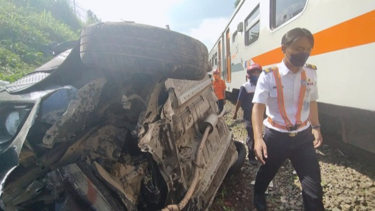 Mobil Toyota Calya Tertabrak Kereta Api Siliwangi di Cianjur, Begini Kondisi Para Penumpangnya
            - galeri foto