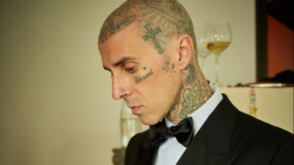 Ditemani Kourtney Kardashian, Musisi Travis Barker Dilarikan ke Rumah Sakit Karena Masalah Kesehatan