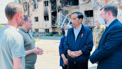Aksi Jokowi Blusukan dan Menyapa Warga Ukrania di Antara Puing Apartemen Lipky Irpin: Jangan Ada Lagi Kota yang Rusak
