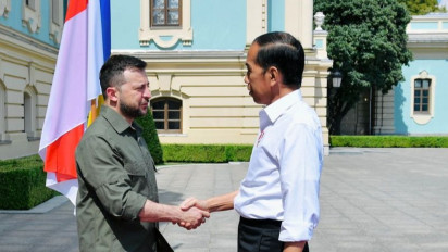 Tiba Sore Hari, Presiden Joko Widodo disambut Presiden Zelenskyy di Istana Maryinsky