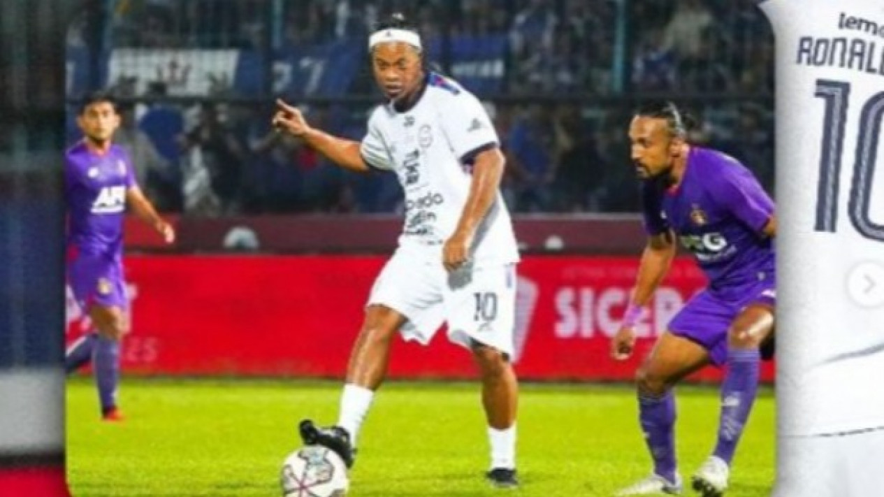 Tak Terima Dibilang Adu Kungfu, Persik Kediri Kembalikan Piala Trofeo Ronaldinho
            - galeri foto