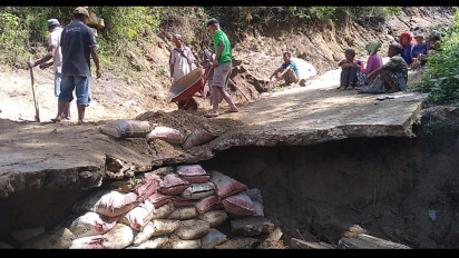Warga di Sikka Swadaya Perbaiki Jalan Rusak akibat Banjir Bandang dan Longsor
