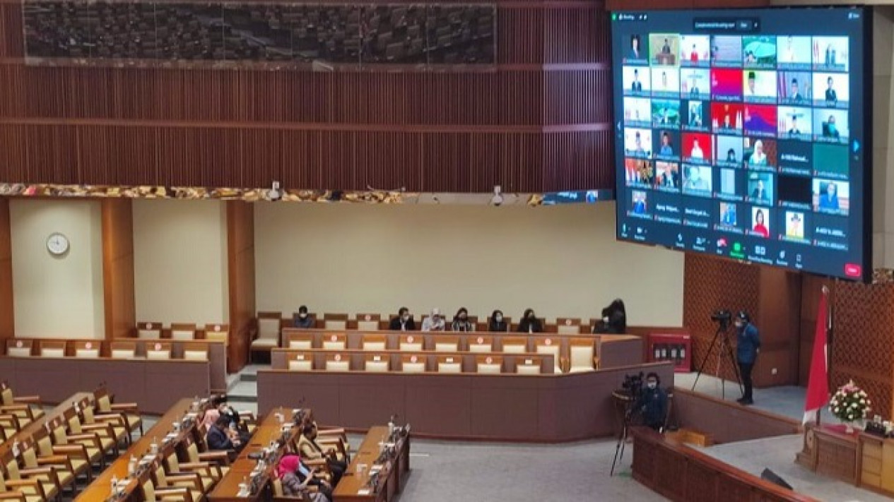 Hadiri Rapat Paripurna Melalui Zoom Meeting, Banyak Anggota DPR RI Tak Nyalakan Kamera
            - galeri foto