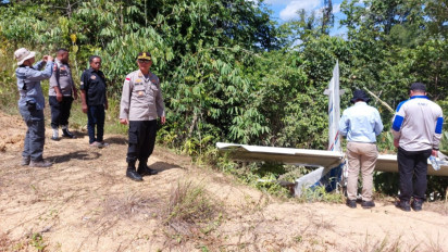 Polres Keerom Bersama dengan Tim KNKT Lakukan Investigasi Pendaratan Darurat Pesawat AMA PK - RCQ di Distrik Molof