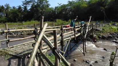 Kesepuluh Kalinya Warga Perbaiki Jembatan Darurat, yang Hanyut Diterjang Banjir Lahar Hujan Gunung Semeru
