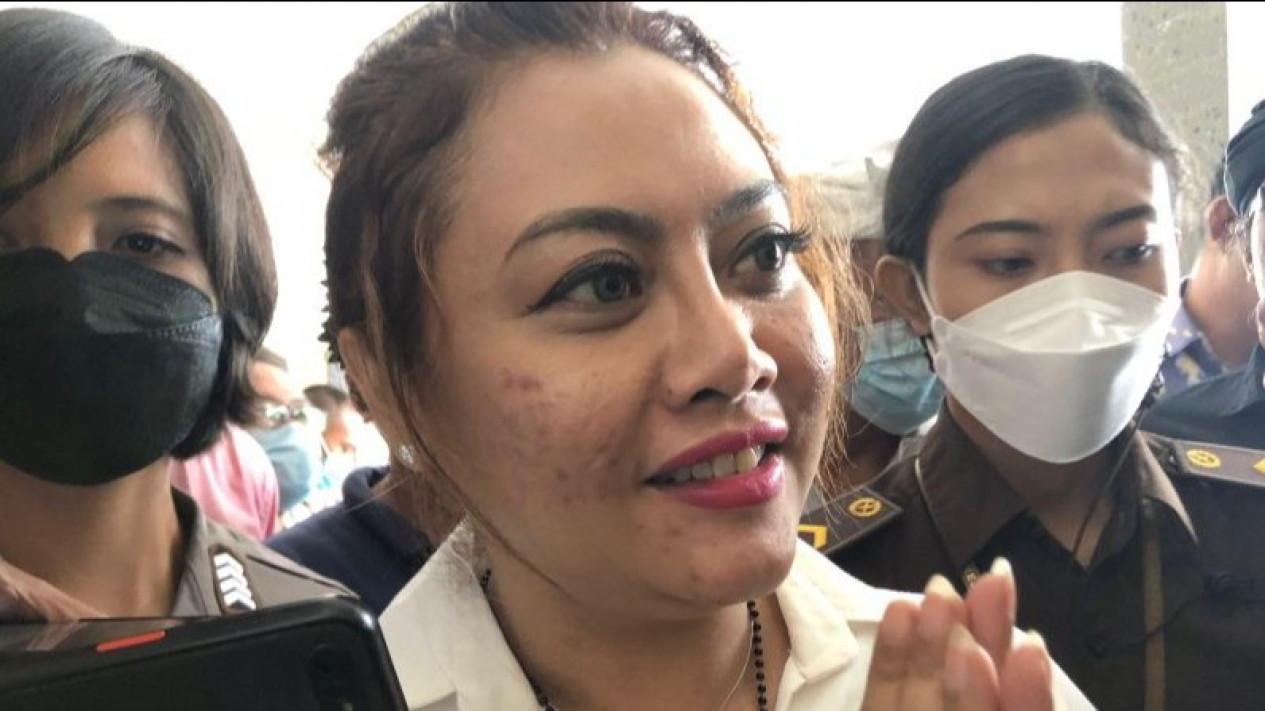 Sidang Dugaan Suap DID Tabanan: Jaksa KPK Tolak Eksepsi Terdakwa Eks Bupati Eka Wiryastuti
            - galeri foto